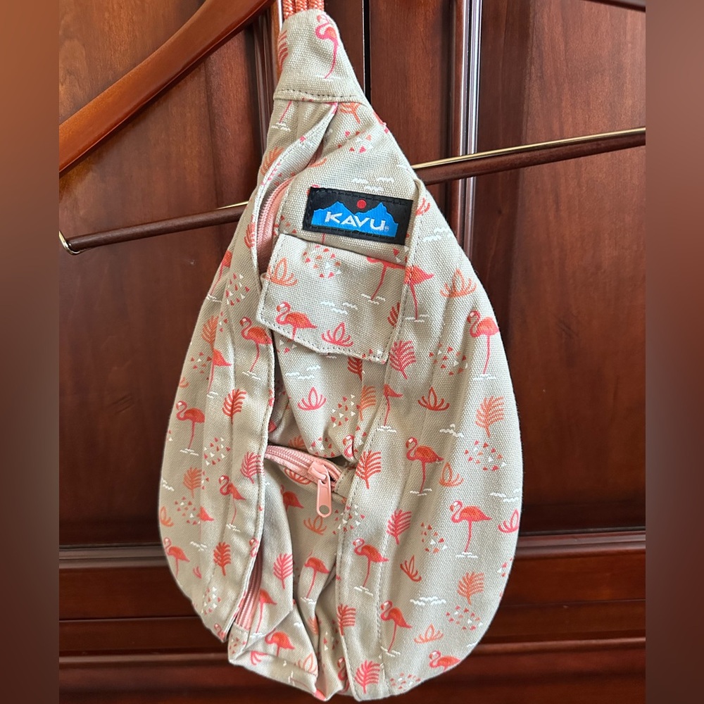 Kavu shoulder sling with Flamingo pattern, like new.